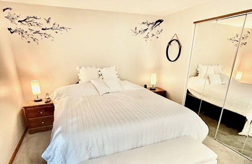 Plum House | Pet-friendly 3-bdr house on cul-de-sac, next to Oakmont & 17 mi to Pittsburgh!