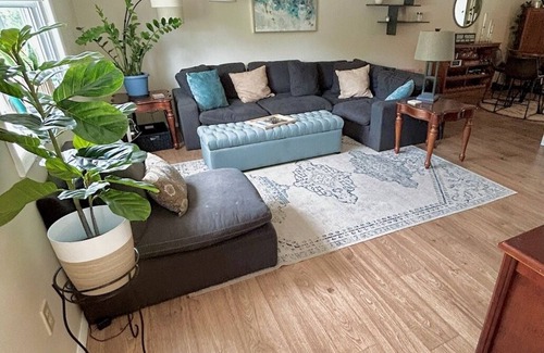 Plum House | Pet-friendly 3-bdr house on cul-de-sac, next to Oakmont & 17 mi to Pittsburgh!
