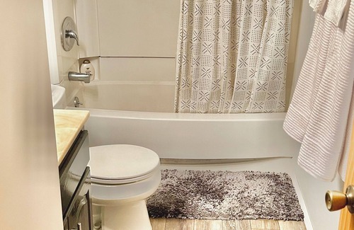 Plum House | Pet-friendly 3-bdr house on cul-de-sac, next to Oakmont & 17 mi to Pittsburgh!
