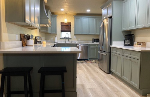 Roswell House | Pet Friendly~3 Bedroom 2.5 Bath Home in Roswell