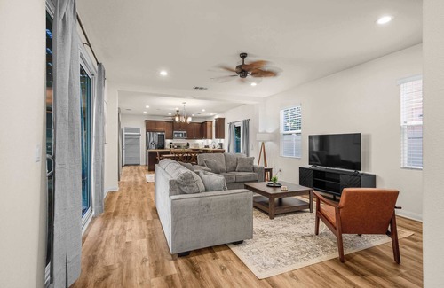 Riverpark House | Pet-Friendly, 4 bdrm Riverpark Gem (30+ Day Stays)