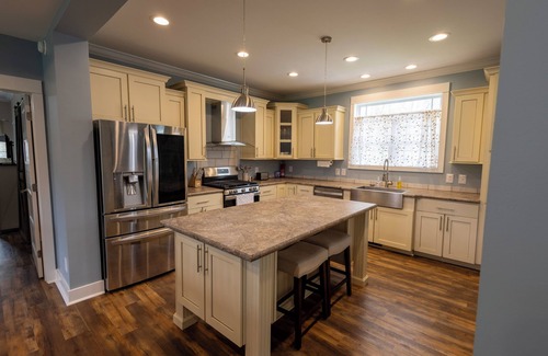 Ether House | Pet friendly, 4-bedroom house in the heart of Seagrove pottery, near state zoo
