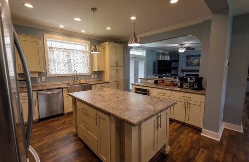 Ether House | Pet friendly, 4-bedroom house in the heart of Seagrove pottery, near state zoo