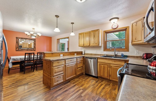 Lyndon Station Cabin | Pet-Friendly 5BR 3.5BA Cabin on 6-acres Sleeps 15, Game Room, Deck, Dells 10min