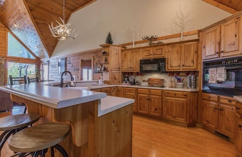 Dunlap Cabin | PET FRIENDLY! AMAZING FALL BREAK DEALS! POOL & HOT TUB WITH VIEWS! EV CHARGER