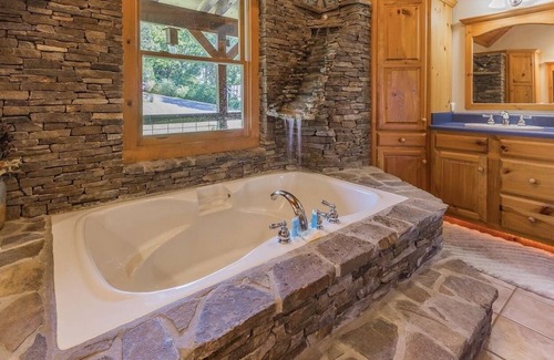Dunlap Cabin | PET FRIENDLY! AMAZING FALL BREAK DEALS! POOL & HOT TUB WITH VIEWS! EV CHARGER