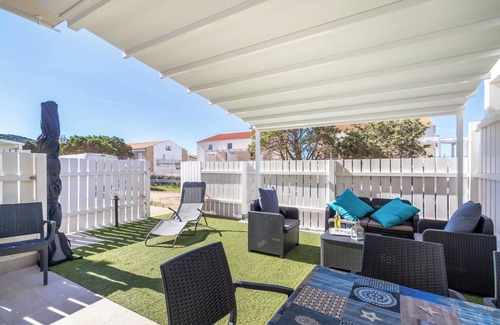 Trinita d'Agultu e Vignola Apartment | Pet-Friendly Apartment "Stella Marina Beach House" with Sea View