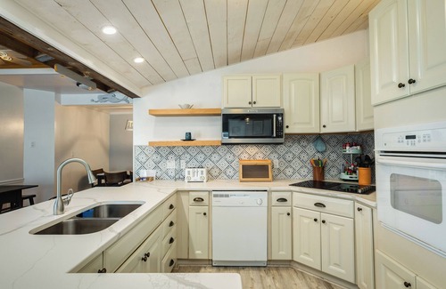 Galveston House | Pet Friendly Beachside Home w/Screened-in Deck, Open Deck & Beach Gear