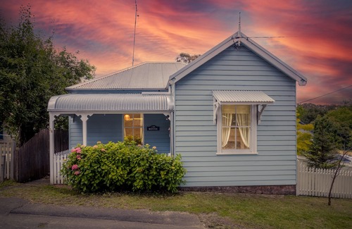 Mount Victoria Cottage | Pet-Friendly Blue Mountains Cottage with Indoor Fireplace