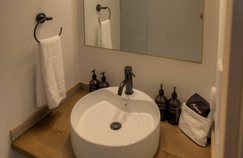 Astoria House | Pet-friendly, Buoy Suite at Bowline Hotel
