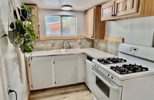Tahoe Valley House | Pet-Friendly Cottage | W/D | Near Lake & Ski!