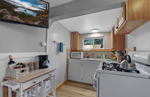 Tahoe Valley House | Pet-Friendly Cottage | W/D | Near Lake & Ski!