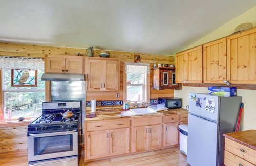 Enterprise Cabin | Pet-Friendly Cabin on 10 Acres in Joseph: Private!
