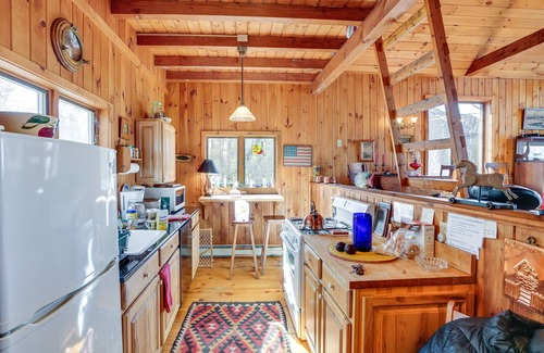 Athens Cabin | Pet-Friendly Cabin Overlooking Sleepy Hollow Lake