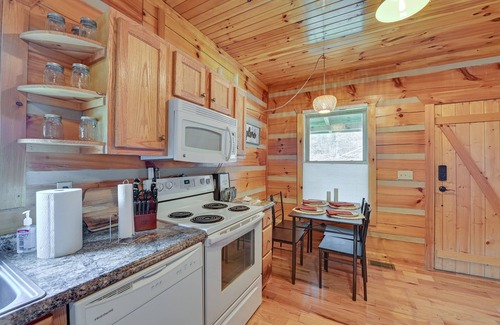 Beattyville Cabin | Pet-Friendly Cabin w/Hot Tub in Daniel Boone NF