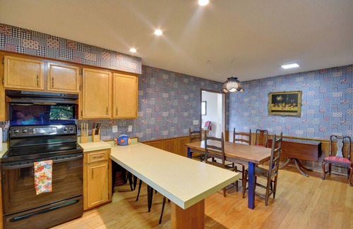 Jacksons' Gap Cabin | Pet-Friendly Cabin w/Dock on Lake Martin!