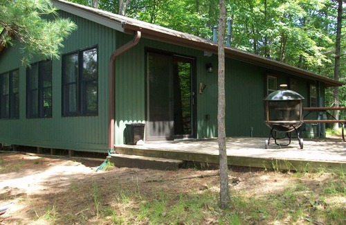 St Germain Cabin | Pet-Friendly Cabin With Air-Conditioning & Fireplace