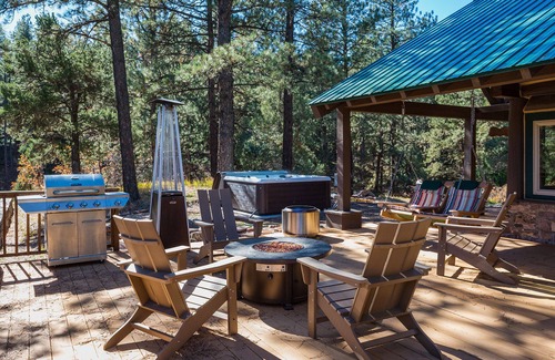 Purgatory House | Pet Friendly Cabin with Hot Tub Views, Deck, Fire Pit - 14 Minutes to Purg