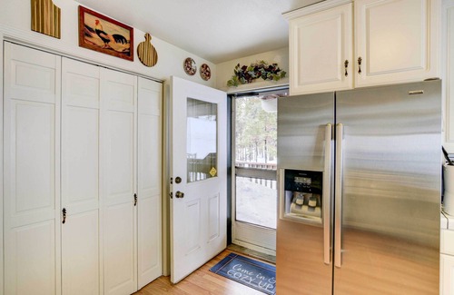 Lake Almanor West Cabin | Pet-Friendly California Cabin w/Beach Access