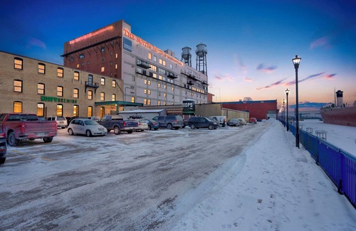 Canal Park Condo | Pet-Friendly Canal Park Condo|Near Lakewalk| Pool| Sauna| Gym