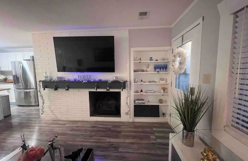 Boardman House | Pet-Friendly Charming & Cozy 3-bedroom house AC & WiFi in pleasant Youngstown