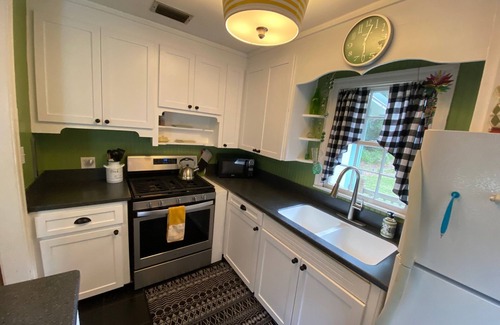 Kings Terrace House | Pet friendly Cottage with fenced yard!
