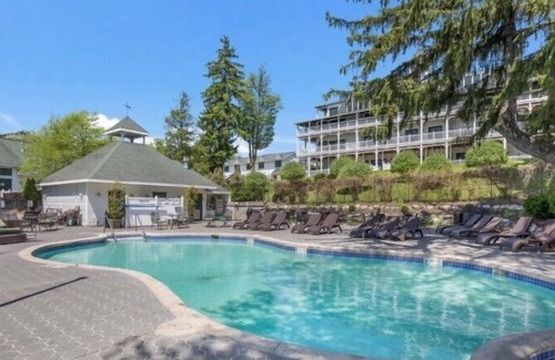 Elkhart Lake Villa | Pet Friendly Courtyard View