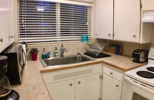 Amazon House | Pet Friendly, Cozy Orchard House, blocks from the University of Oregon