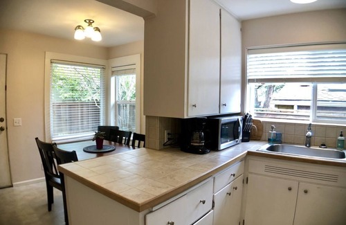 Amazon House | Pet Friendly, Cozy Orchard House, blocks from the University of Oregon