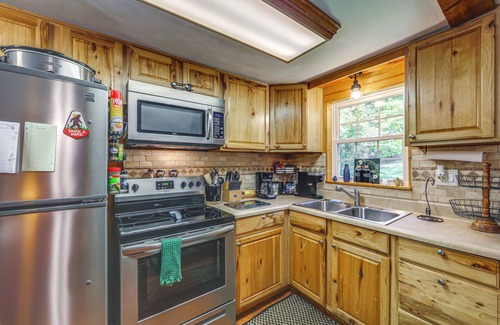 Maggie Valley Cabin | Pet-Friendly Creekside Cabin w/Pool Access!