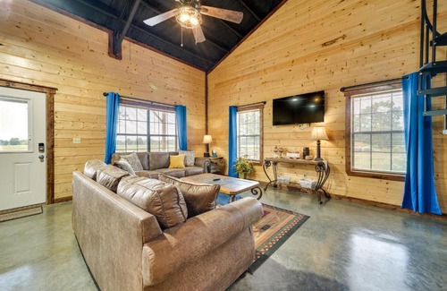 Golden House | Pet-Friendly Eagletown Home about 3 Mi to Kayaking!