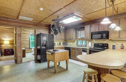 Ruffin House | Pet-Friendly Ehrhardt Home w/Private Pond & Yard!