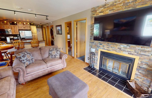 Mountain House Condo | Pet Friendly End Unit! On River Trail. Walk/Shuttle to Keystone Dining, Shops