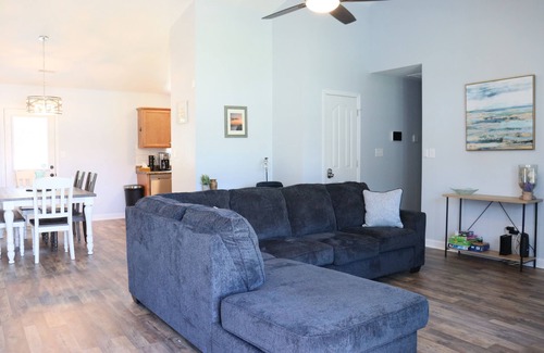 Westgate House | Pet-Friendly Family Retreat w/Fenced Yard 10 Mins to Camp Lejeune