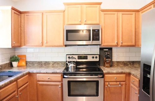 Westgate House | Pet-Friendly Family Retreat w/Fenced Yard 10 Mins to Camp Lejeune