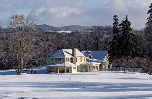 West Dover House | Pet-friendly farmhouse sleeps 10 in style - 2 min from Mt. Snow and Haystack