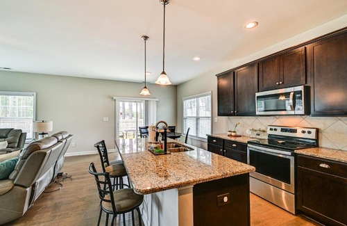 Fayetteville House | Pet-Friendly Fayetteville Home with Hot Tub!