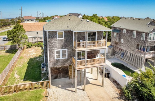 Waves House | Pet Friendly, fenced in Yard and Huge Pool! Sound Views, 2 min walk to Ocean