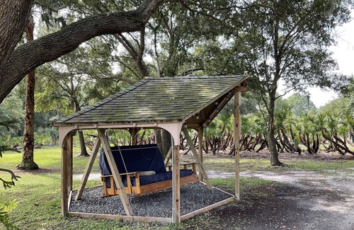 Okeechobee Cottage | Pet friendly, fenced acres, oak hammock, and lake. Star gazing. Peaceful.