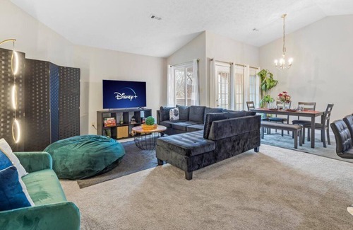 Frederick Condo | Pet Friendly Getaway w/Disney+ Mins To DT Sleeps 5