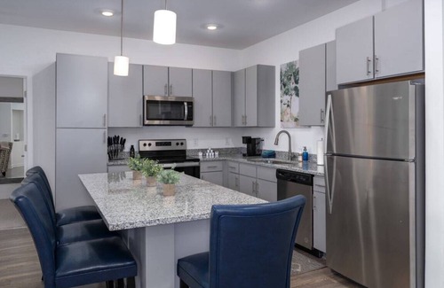 Pelham Apartment | Pet-Friendly Getaway with Pool & Gym