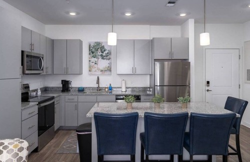 Pelham Apartment | Pet-Friendly Getaway with Pool & Gym