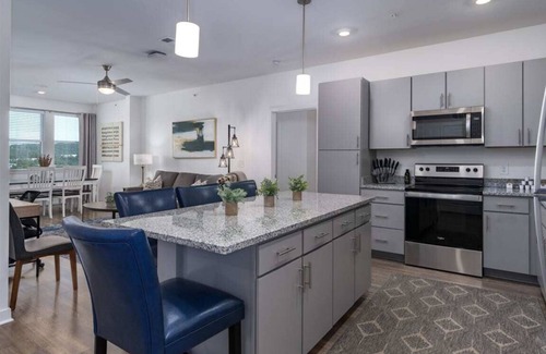 Pelham Apartment | Pet-Friendly Getaway with Pool & Gym