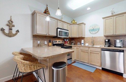 Corpus Christi Condo | Pet Friendly, Golf Cart Accessible, Shared Heated Pool