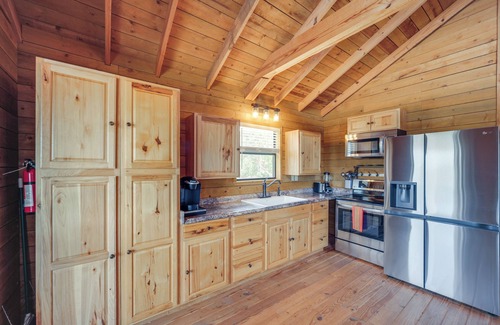 Leakey Cabin | Pet-Friendly Hideaway 13 Mi to Leakey