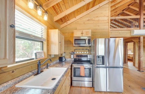 Leakey Cabin | Pet-Friendly Hideaway 13 Mi to Leakey