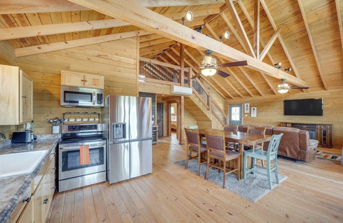 Leakey Cabin | Pet-Friendly Hideaway 13 Mi to Leakey