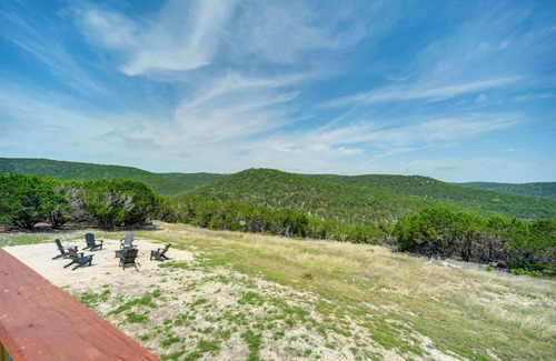Leakey Cabin | Pet-Friendly Hideaway 13 Mi to Leakey