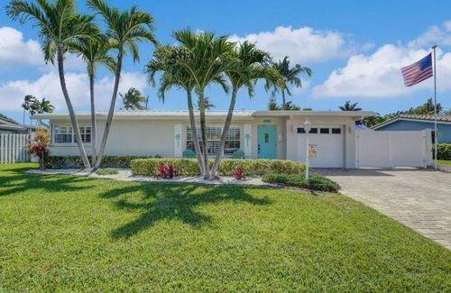 Deerfield Beach House | Pet friendly house with a heated pool and hot tub!