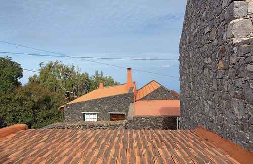 Tesbabo Villa | Pet-Friendly Holiday Home 'Las Guindas' with Sea and Mountain View, Garden & Wi-Fi